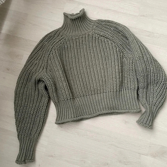 H&M - Chunky Knit Turtleneck Cropped Green Sweater - Picture 5 of 7